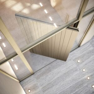 Vista superior de una puerta abierta detallando los productos de aluminio.