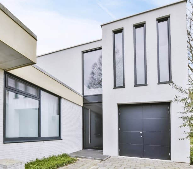 Fachada de casa moderna en un día soleado.