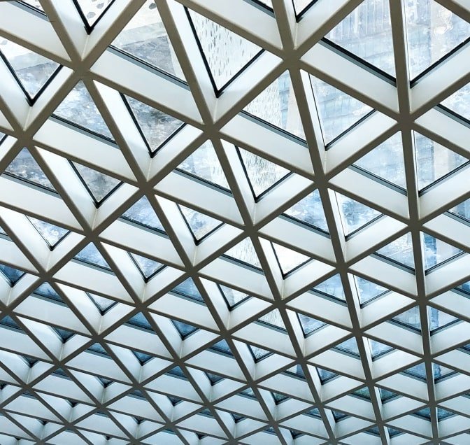 Techo de vidrio moderno en formas geométricas en una estructura de aluminio.